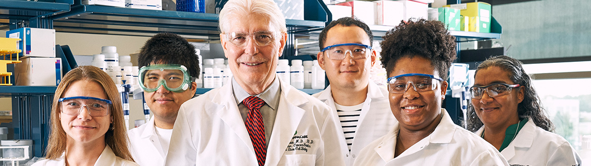 El Dr. Bruce Boman junto a su equipo, que descubrió una segunda vía clave en el crecimiento de células madre del cáncer de colon