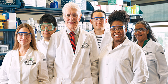 El Dr. Bruce Boman junto a su equipo, que descubrió una segunda vía clave en el crecimiento de células madre del cáncer de colon