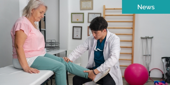 Médico analizando el dolor de pierna del paciente