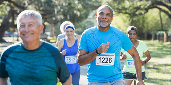 Un grupo de adultos mayores corriendo en una maratón