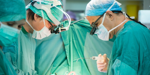 Cirujanos que operan a un paciente