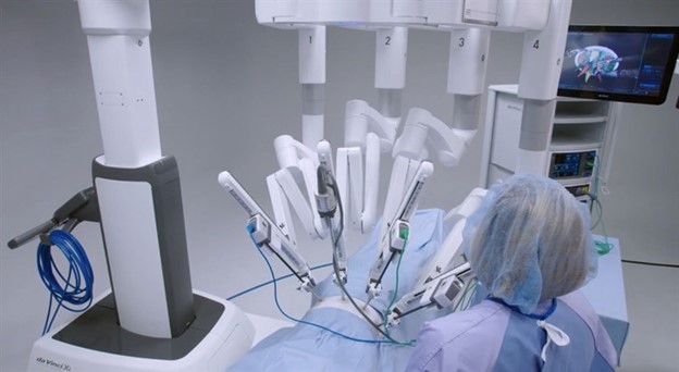 The surgical set-up with the four robotic arms 
