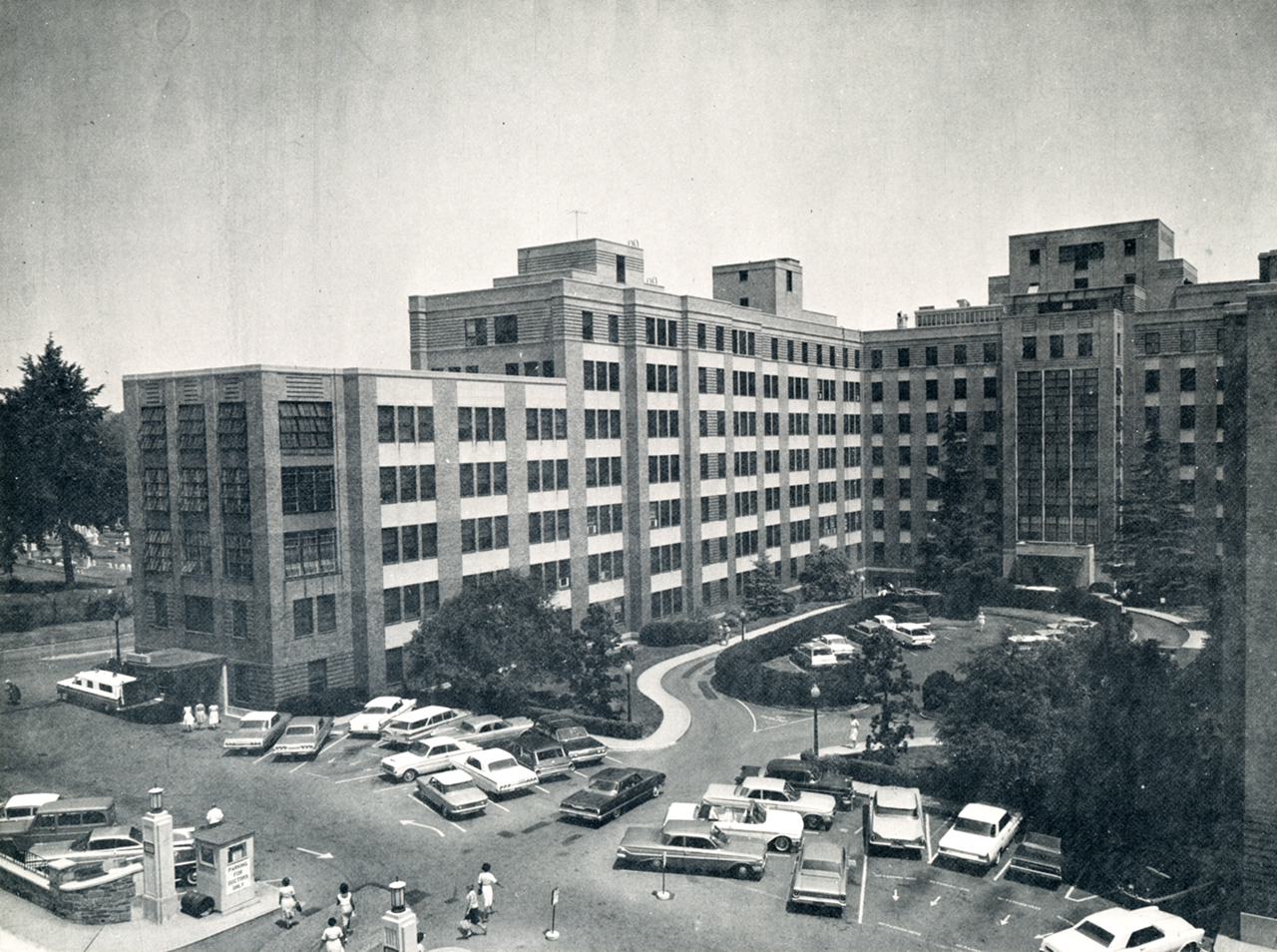 Una vista del exterior del Delaware Hospital en la década de 1960