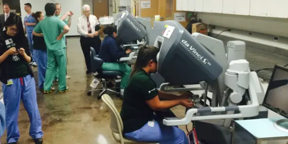 Doctors working on da vinci machine