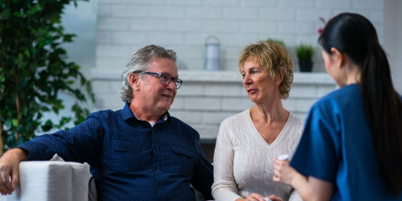 Un esposo junto a su esposa en una sesión de asesoramiento
