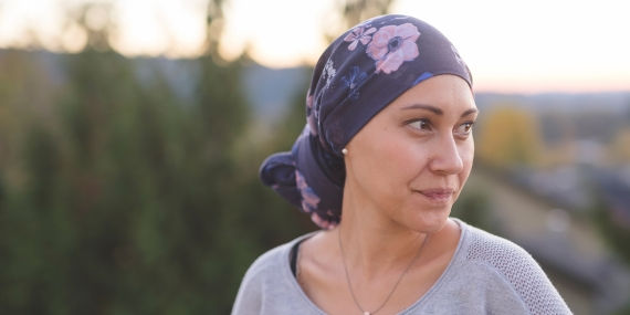 Mujer que se ha recuperado del cáncer mira a la distancia 