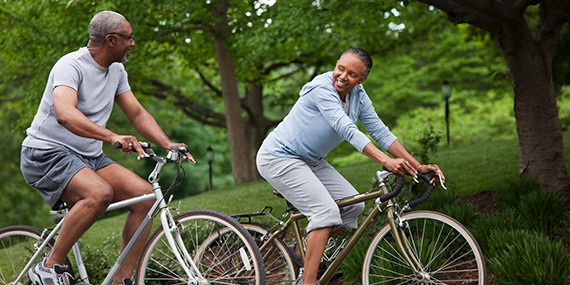 Una pareja mayor andando en bicicleta
