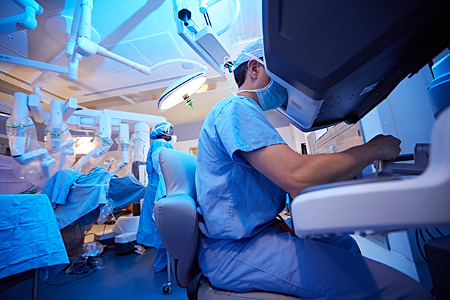 Un médico realizando un procedimiento