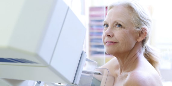 Una paciente de edad avanzada que se somete a un mamograma
