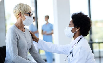 Mujer recibe un examen en un entorno hospitalario seguro