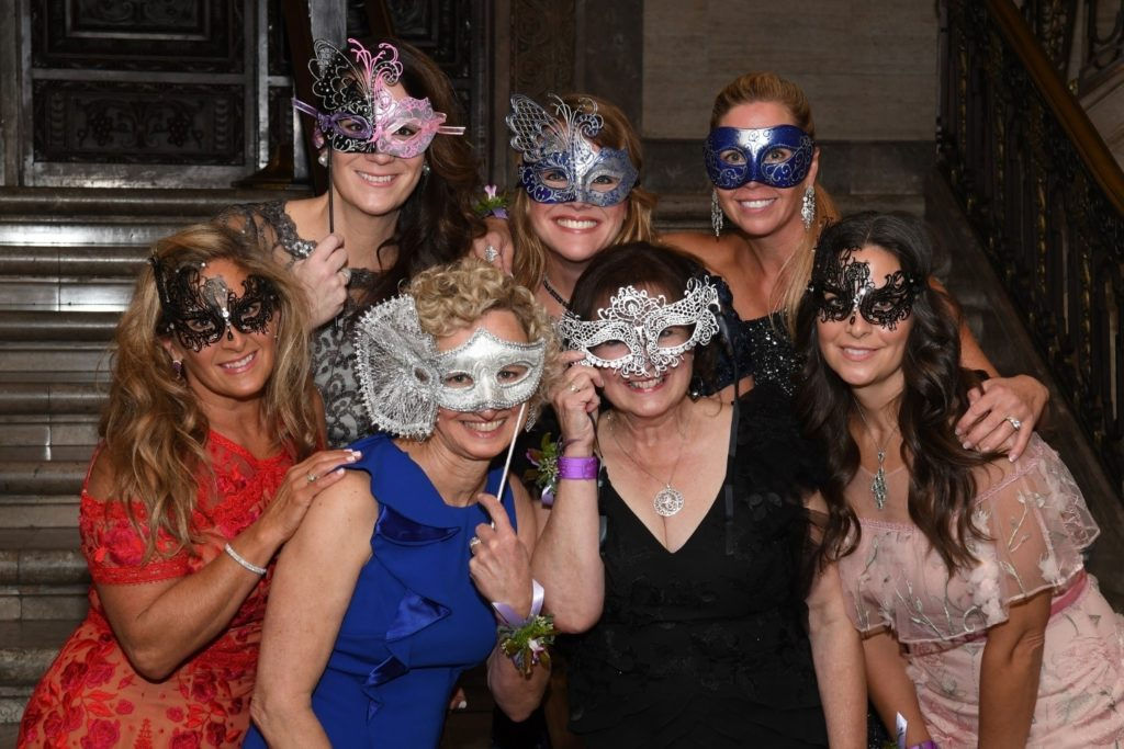 Amigos del Centro de Oncología Helen F. Graham en un baile de máscaras