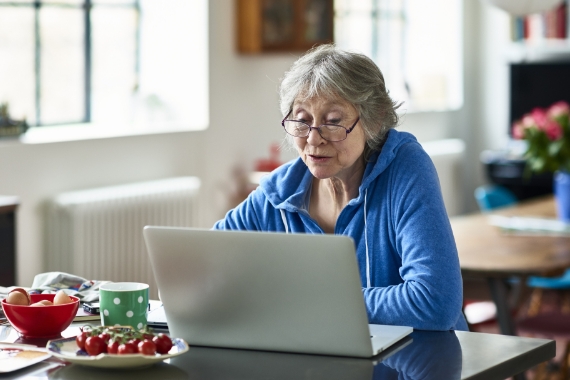 Mujer mayor con una computadora portátil