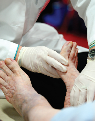 Médico examinando los pies
