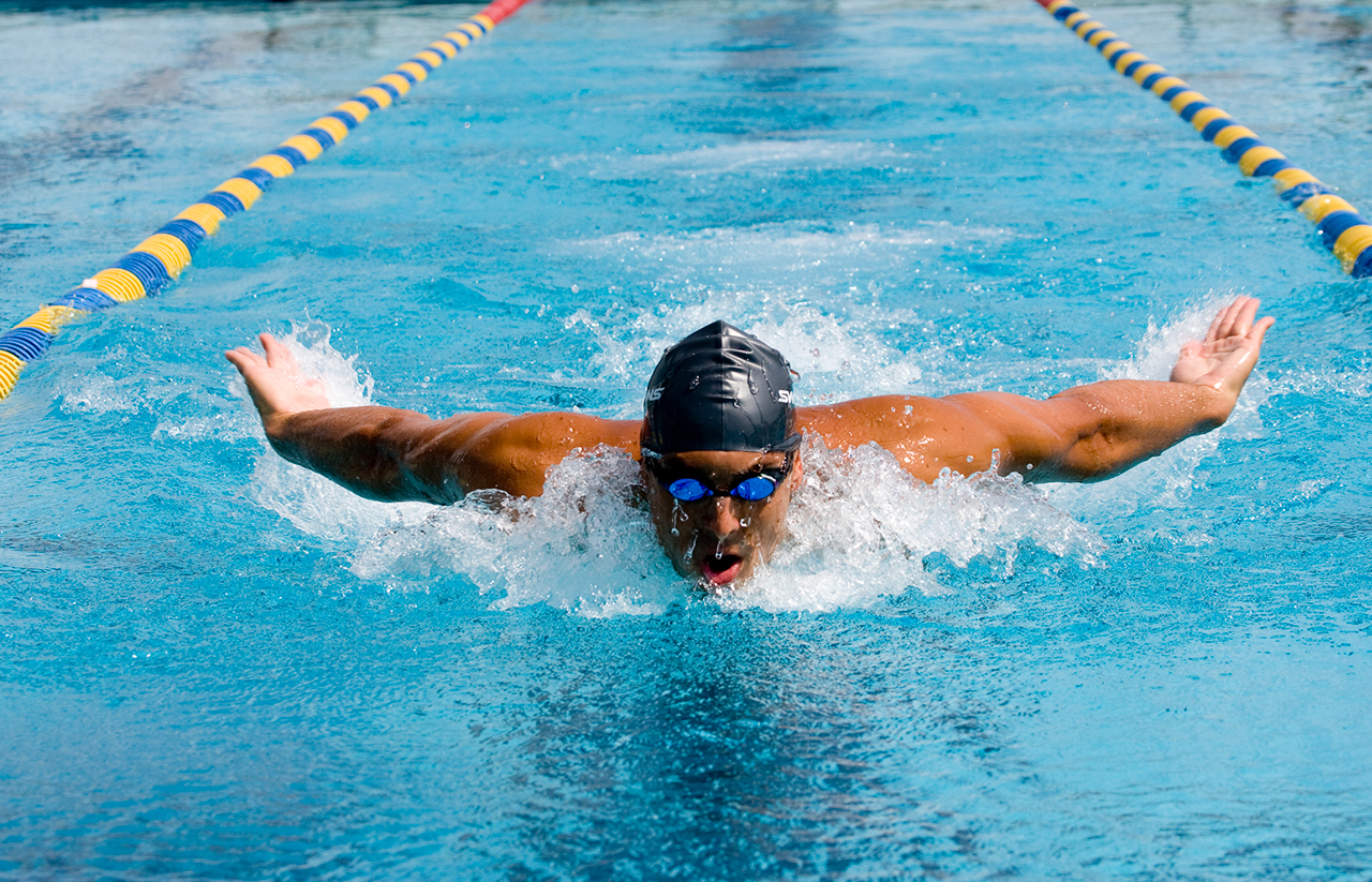 Un hombre que compite en una carrera de natación de pecho