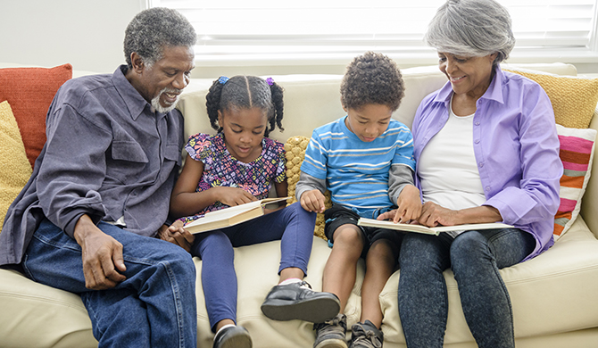 Los abuelos se sentaron junto a los nietos leyendo