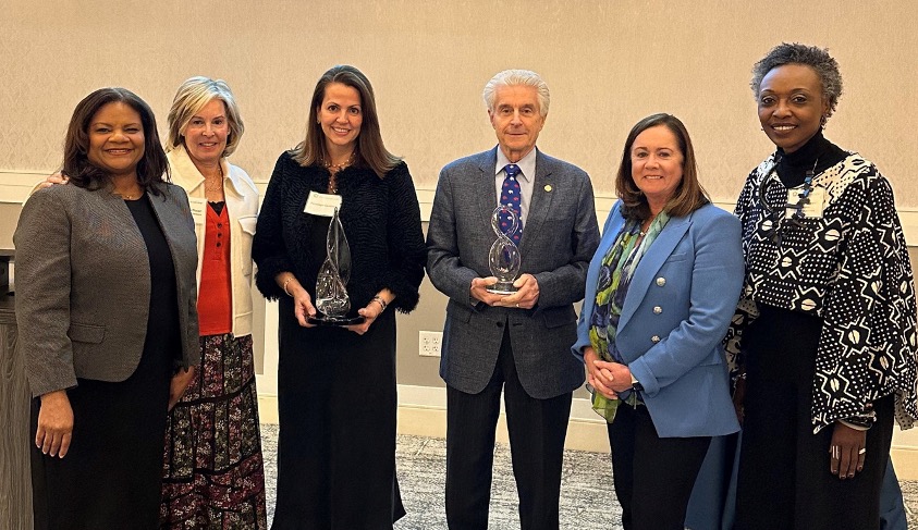 Premio Charles J. Harrington 2023 por Servicio Distinguido Ganador Penny Sarisakis