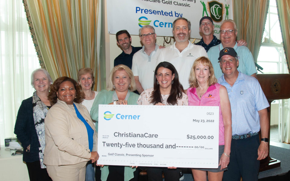 Cerner presenta un cheque por $25,000 a ChristianaCare como parte del Golf Classic 2022.