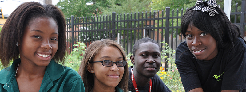 Un grupo diverso de jóvenes de la comunidad Un grupo diverso de jóvenes de la comunidad