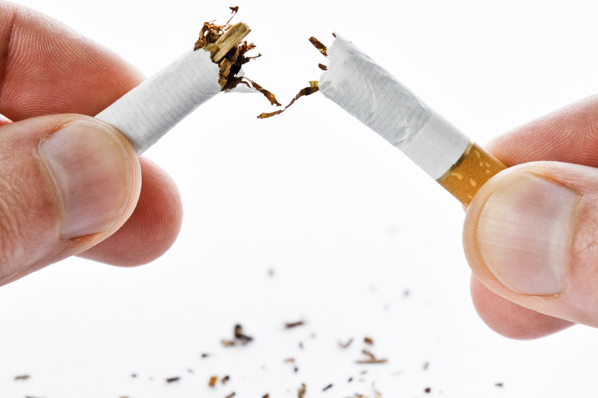 Un cigarrillo que se rompe por la mitad